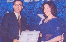 Poonam Datta presents an award to Dinesh Singh of Sharaf Shipping