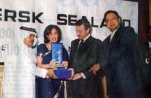 Officials from Intergroup receiving the 'Valuable Partnership' award from Poonam Datta Managing Director, Maersk Sealand UAE, Oman & Qatar
